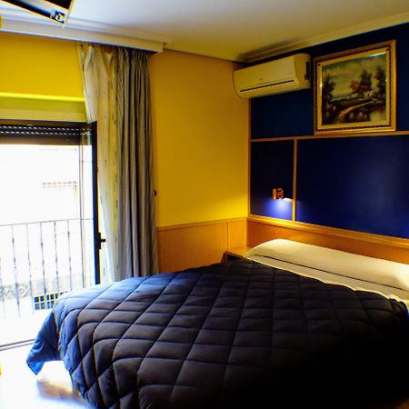 Hotel Tripolis Toledo Exterior foto